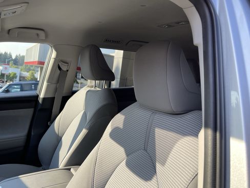 Used 2022 Toyota Highlander LE AWD/4WD image 17