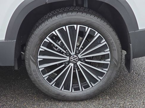 New 2026 Volkswagen Taos SE image 30