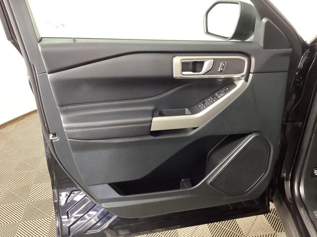 Used 2023 Ford Explorer XLT AWD/4WD image 18