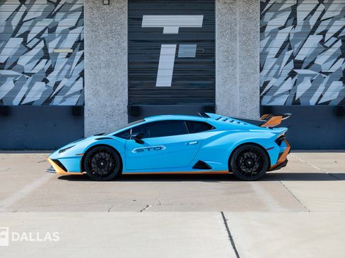 Used 2021 Lamborghini Huracan STO RWD image 7