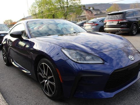 Used 2023 Toyota GR86 RWD image 5