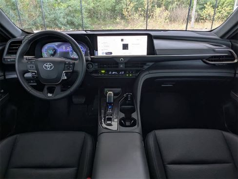 Used 2025 Toyota Crown XLE image 17