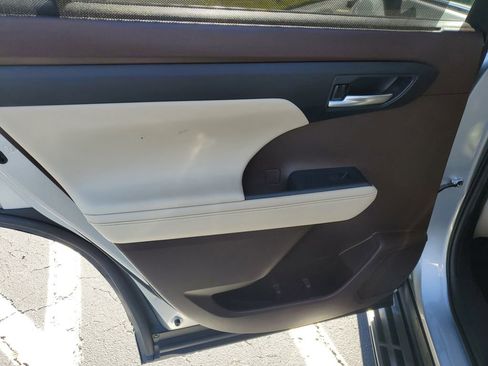 Used 2022 Toyota Highlander XLE image 17