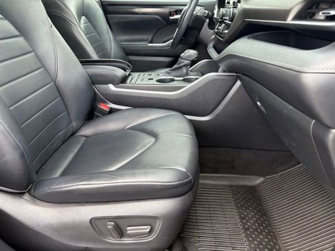 Used 2020 Toyota Highlander XLE AWD/4WD image 20
