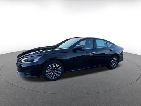 Used 2025 Nissan Altima 2.5 SV FWD image 8