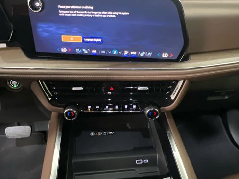 Used 2025 Chevrolet Suburban High Country image 16