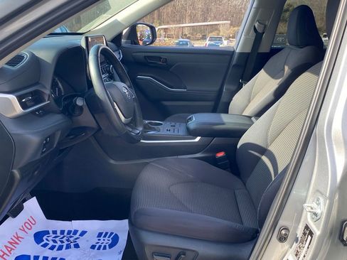 Used 2024 Toyota Highlander LE image 6