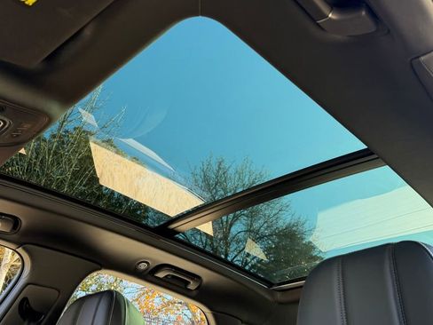 Used 2018 Bentley Bentayga image 24