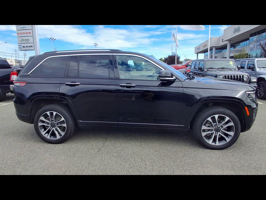 Used 2022 Jeep Grand Cherokee Overland w/ Advanced Protech Group III AWD/4WD image 9