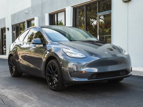 Used 2023 Tesla Model Y 2WD image 2