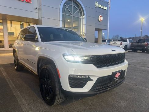 Used 2025 Jeep Grand Cherokee Limited w/ Black Appearance Package image 2
