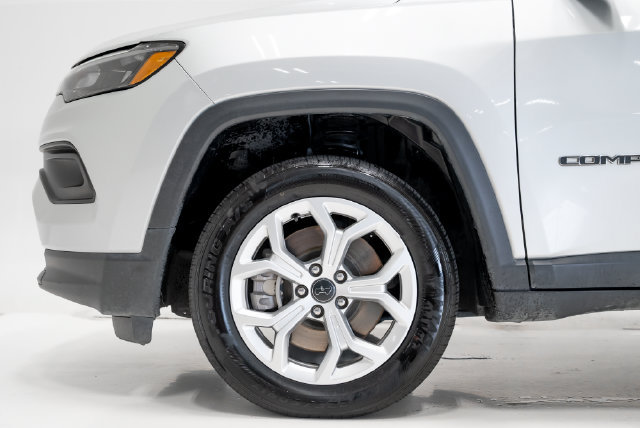 Used 2025 Jeep Compass Latitude w/ Sun & Sound Group AWD/4WD image 33