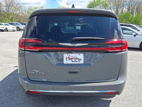 Used 2023 Chrysler Pacifica Touring-L FWD image 5