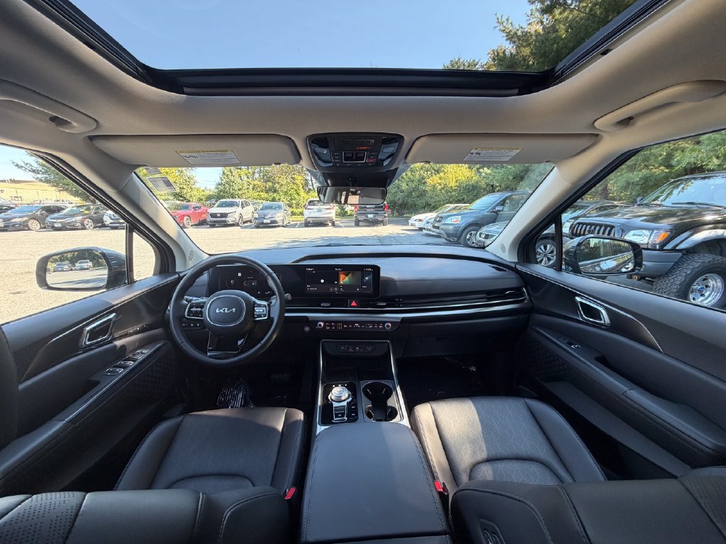 Used 2025 Kia Carnival SX w/ SX Dark Edition Package FWD image 16