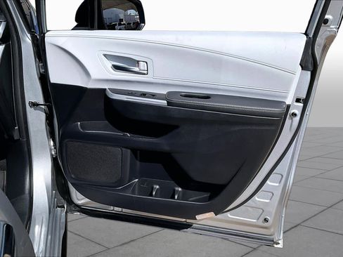 Used 2025 Toyota Sienna XSE FWD image 27