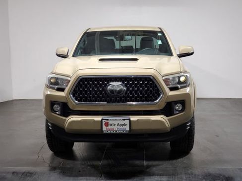 Used 2018 Toyota Tacoma TRD Sport w/ Technology Package image 3