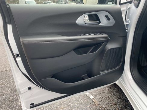 New 2026 Chrysler Pacifica Limited image 11
