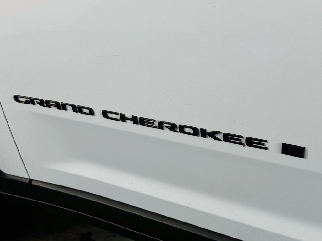 Used 2025 Jeep Grand Cherokee Altitude AWD/4WD image 28