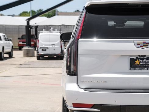 Used 2023 Cadillac Escalade Premium Luxury AWD/4WD image 56