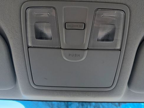 Used 2014 Hyundai Elantra SE image 27