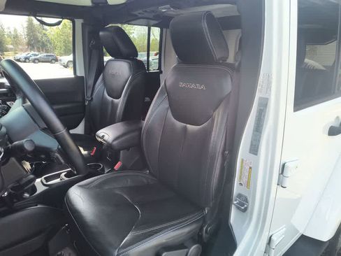 Used 2017 Jeep Wrangler Unlimited Sahara w/ Connectivity Group image 11