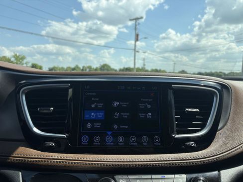 Used 2017 Chrysler Pacifica Limited FWD image 14