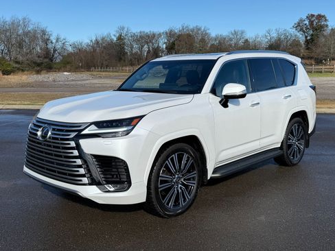 Used 2023 Lexus LX 600 4WD w/ Luxury Package image 2