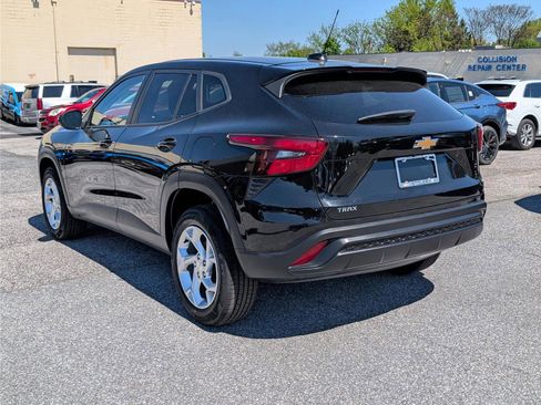 Used 2024 Chevrolet Trax LS w/ LS Convenience Package image 3