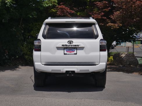 Used 2016 Toyota 4Runner SR5 AWD/4WD image 17
