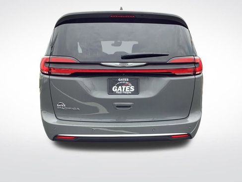 Used 2023 Chrysler Pacifica Touring-L image 8