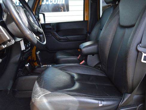 Used 2014 Jeep Wrangler Unlimited Sahara image 12