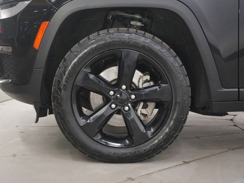 Used 2023 Jeep Grand Cherokee L Limited w/ Black Appearance Package image 33