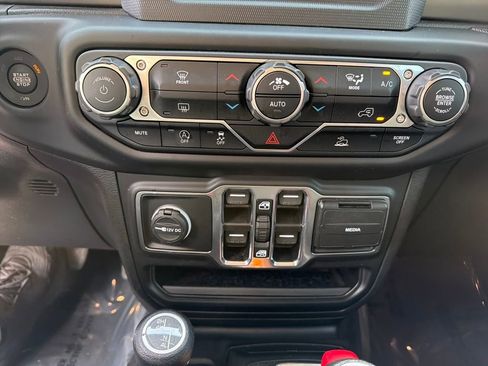 Used 2022 Jeep Gladiator Willys image 28