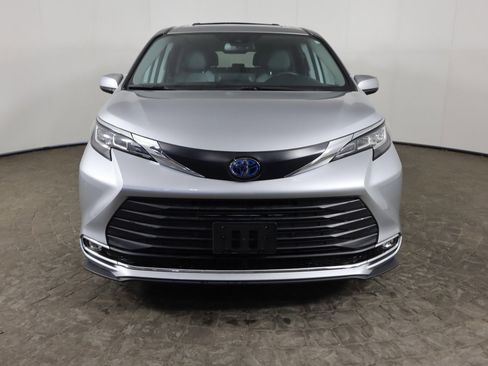 Used 2023 Toyota Sienna XLE image 2