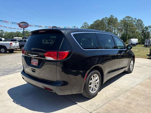 Used 2023 Chrysler Voyager LX FWD image 5