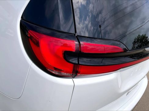 Used 2023 Chrysler Pacifica Limited FWD image 28