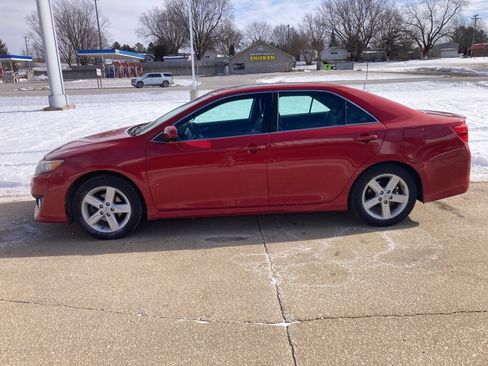 Used 2014 Toyota Camry SE image 3