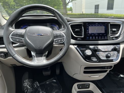 Used 2020 Chrysler Pacifica Touring-L w/ Advanced Safetytec Group FWD image 30