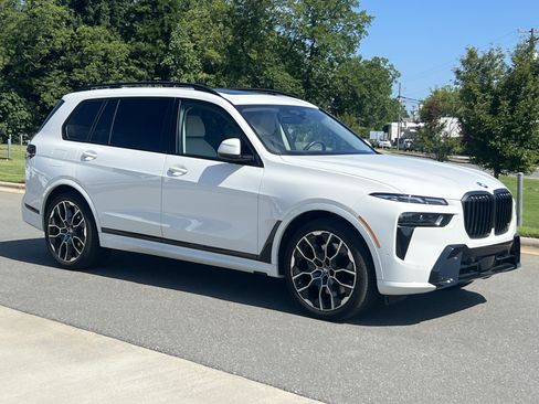 Used 2024 BMW X7 xDrive40i w/ M Sport Package AWD/4WD image 1