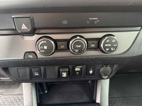 Used 2019 Toyota Tacoma TRD Sport image 6