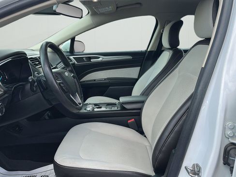 Used 2019 Ford Fusion SE w/ Equipment Group 151A FWD image 2