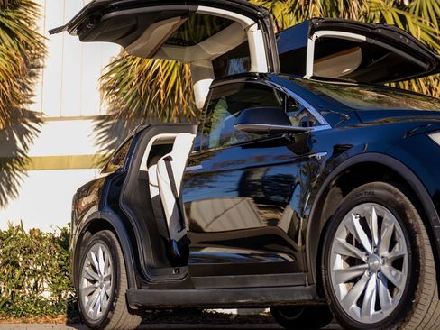 Used 2019 Tesla Model X Long Range image 3