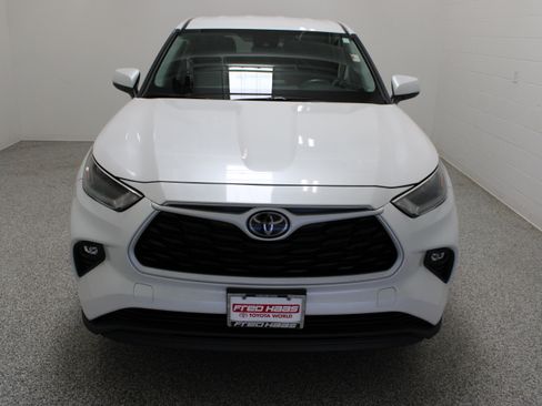 Used 2025 Toyota Highlander LE AWD/4WD image 3