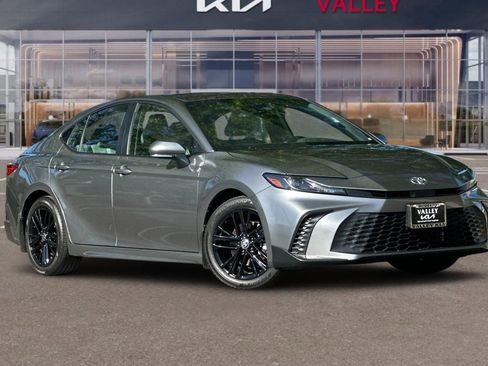Used 2025 Toyota Camry SE w/ Convenience Package FWD image 2