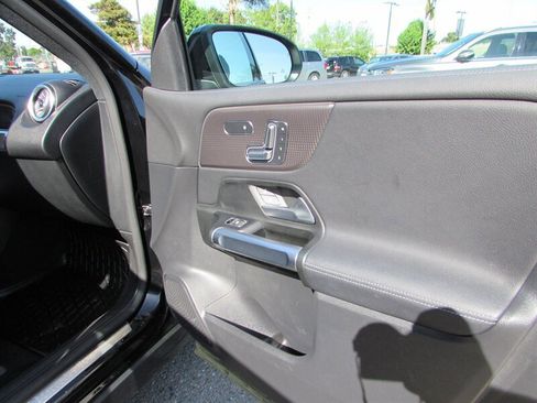 Used 2022 Mercedes-Benz EQB 300 4MATIC image 29