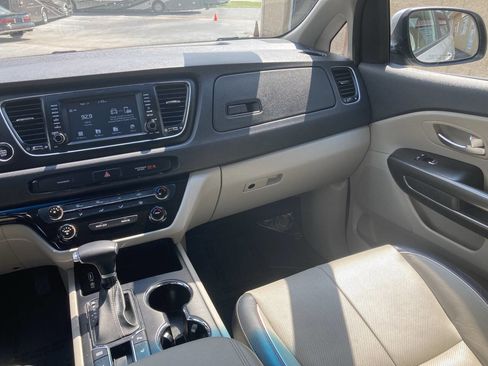 Used 2019 Kia Sedona EX image 23