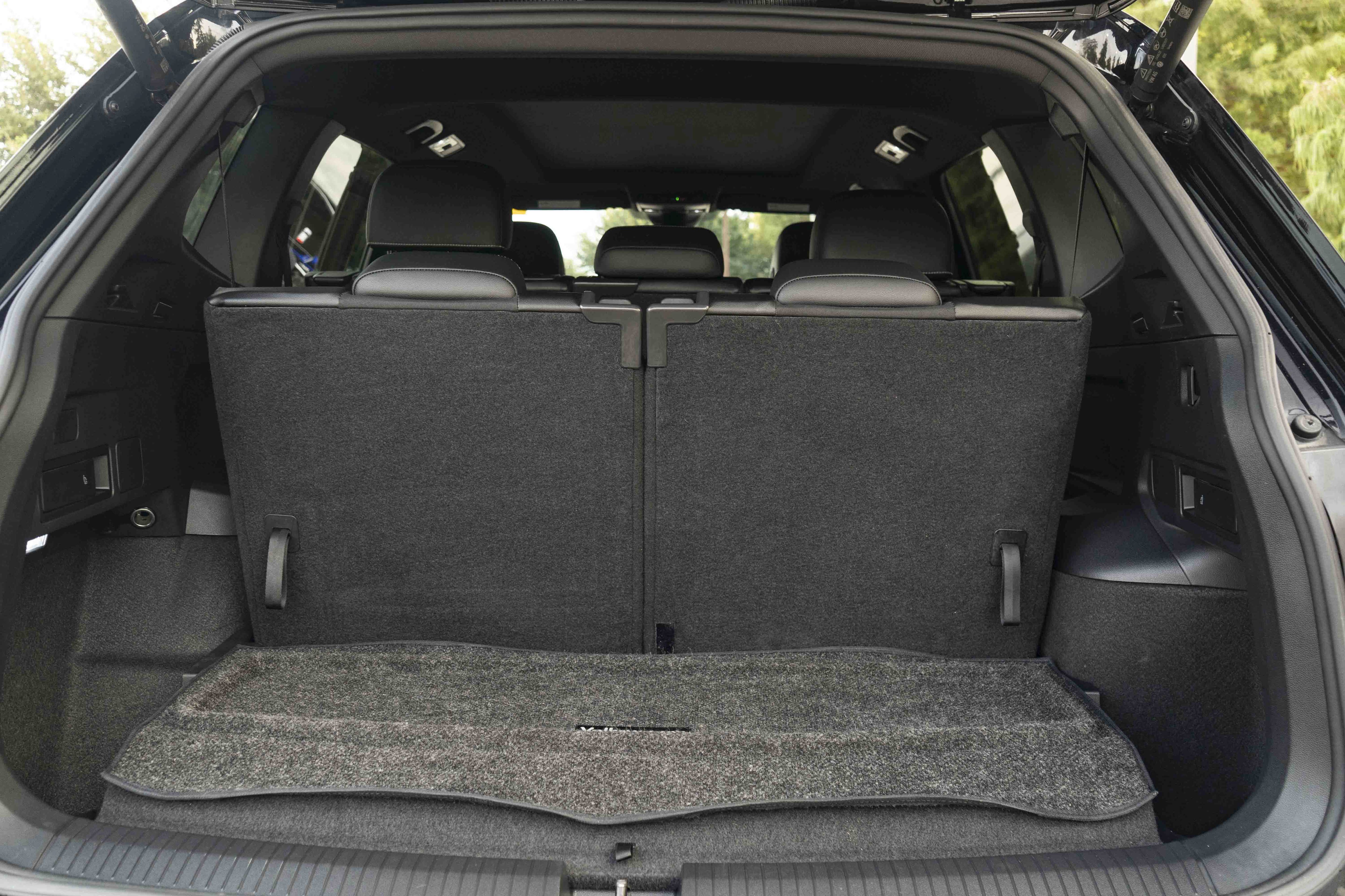 Certified 2023 Volkswagen Tiguan SE R-Line FWD image 35