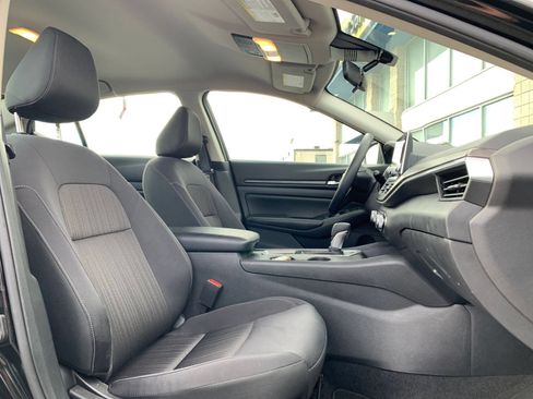 Used 2025 Nissan Altima 2.5 SV FWD image 32