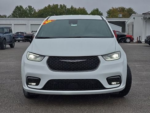 New 2026 Chrysler Pacifica Select image 2