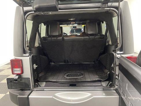 Used 2018 Jeep Wrangler Unlimited Sahara w/ Connectivity Group AWD/4WD image 13